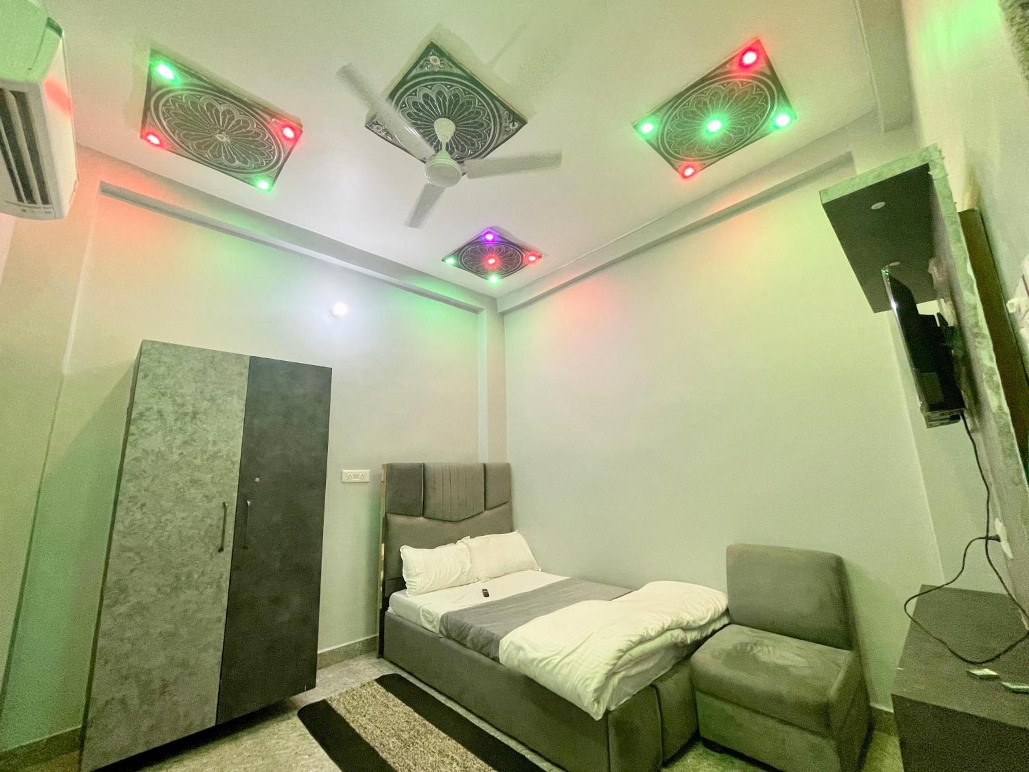 Hotel Prakash Guest House ! Varanasi ! Fully-Air-Conditioned Hotel At Prime Location With Off Site Parking Availability, Near Kashi Vishwanath Temple, And Ganga Ghat, Newly Constructed And Luxurious Rooms - 3 — Photos 3